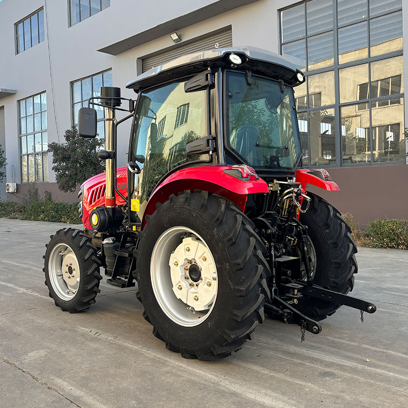 80 PS starker Ackertraktor mit großem Kraftstofftank