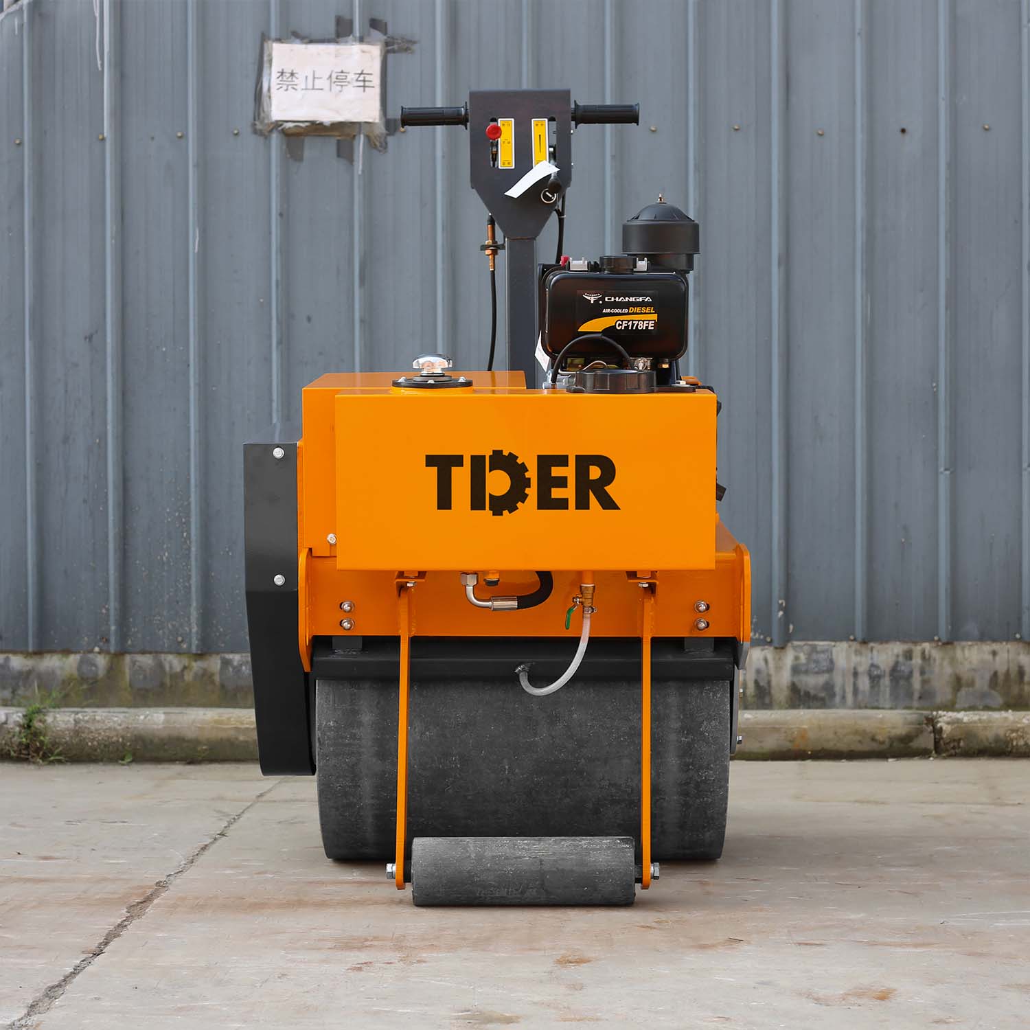450 kg handgeführte Walzenwalze mit optionalem rotationsgeformten Tank